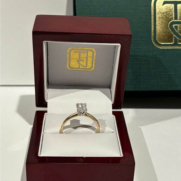 Solitaire Engagement Ring - Picture 3 of 8